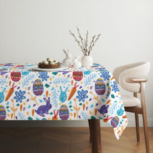 Aranżacja stołu z obrusem, dekoracyjnym koszykiem z jajkami i gałązkami bazi