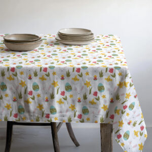 widok narożnika stołu z wesołym wzorem pisanek, tulipanów i żółtych kwiatów