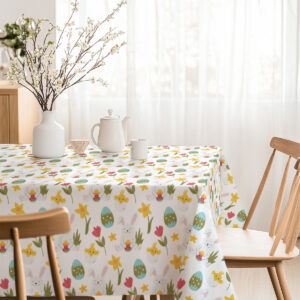 jasne wnętrze z nakrytym stołem, obrus o subtelnym wielkanocnym deseniu