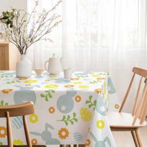 Jasna jadalnia z obrusem w pastelowe pisanki i zajączki tworząca świąteczną atmosferę