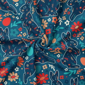 Zbliżenie materiału pokazujące spiralnie ułożony obrus z widocznym wzorem z zajączkami, pisankami i drobnymi kwiatami