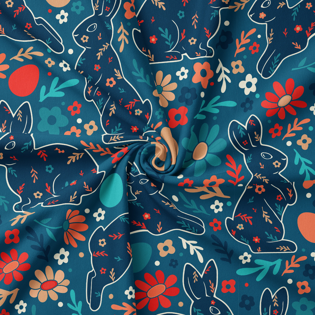 Zbliżenie materiału pokazujące spiralnie ułożony obrus z widocznym wzorem z zajączkami, pisankami i drobnymi kwiatami