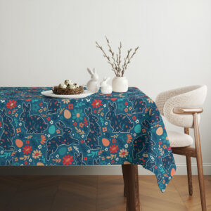 Aranżacja stołu w jasnym wnętrzu z porcelanowymi zajączkami na obrusie w wiosenne wzory