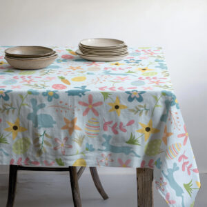 Widok rogu stołu z pastelowym wzorem i wielkanocnymi motywami
