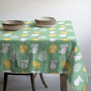 Widok stołu z obrusem i układem naczyń oraz naturalnymi, prostymi dodatkami do dekoracji