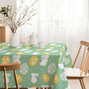 Wiosenna aranżacja przy oknie z obrusem, wazą z kwiatami i drewnianymi krzesłami