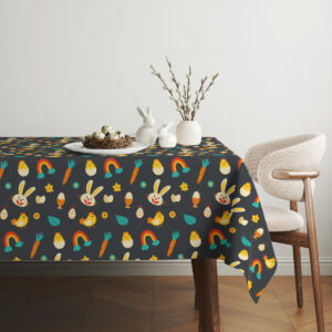 Aranżacja stołu z talerzem i dekoracjami wielkanocnymi pokazująca powtarzalny motyw obrusa