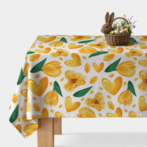 Obrus z motywem żółtych tulipanów i serc na stole z koszykiem wielkanocnym