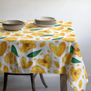 Widok blatu stołu z obrusem i ułożonymi talerzami oraz miskami