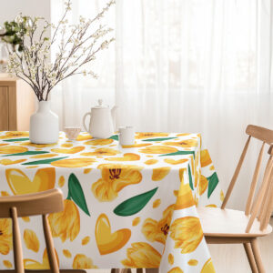 Stół nakryty obrusem z wazonem, imbrykiem i filiżanką w jasnym wnętrzu