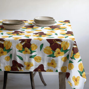 Widok stołu nakrytego obrusem z zastawą i wiosennymi dodatkami w przytulnej jadalni