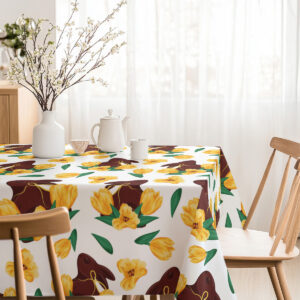 Detal tkaniny z powtarzalnym wzorem żółtych tulipanów i czekoladowych zajączków