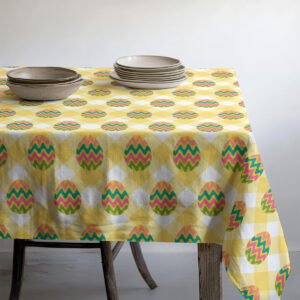 Widok stołu z talerzami i misami na wesołym, żółtym obrusie w kratę