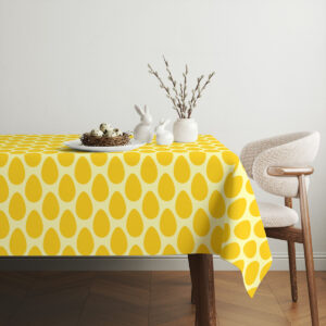 aranżacja stołu z białymi ceramicznymi króliczkami i gałązkami kotków na obrusie w żółte pisanki