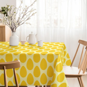 jasna kuchnia z stołem udekorowanym obrusem w żółte pisanki