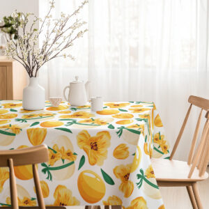 jasne wnętrze z obrusem udekorowanym żółtymi kwiatami i jajkami w wiosennej stylizacji