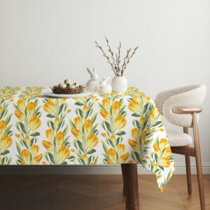 Aranżacja stołu z dekoracjami wielkanocnymi i krzesłem obok, obrus w pionowe pasy tulipanów