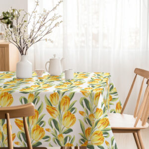 Jasne wnętrze z wiosennym obrusem i wazonem z gałązkami na środku stołu