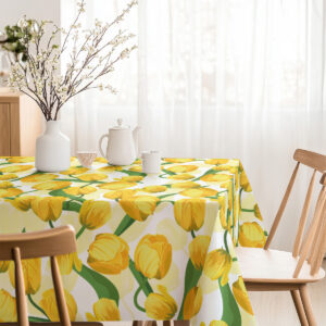 Jasne wnętrze jadalni z obrusem w żółte tulipany i wazonem na środku stołu
