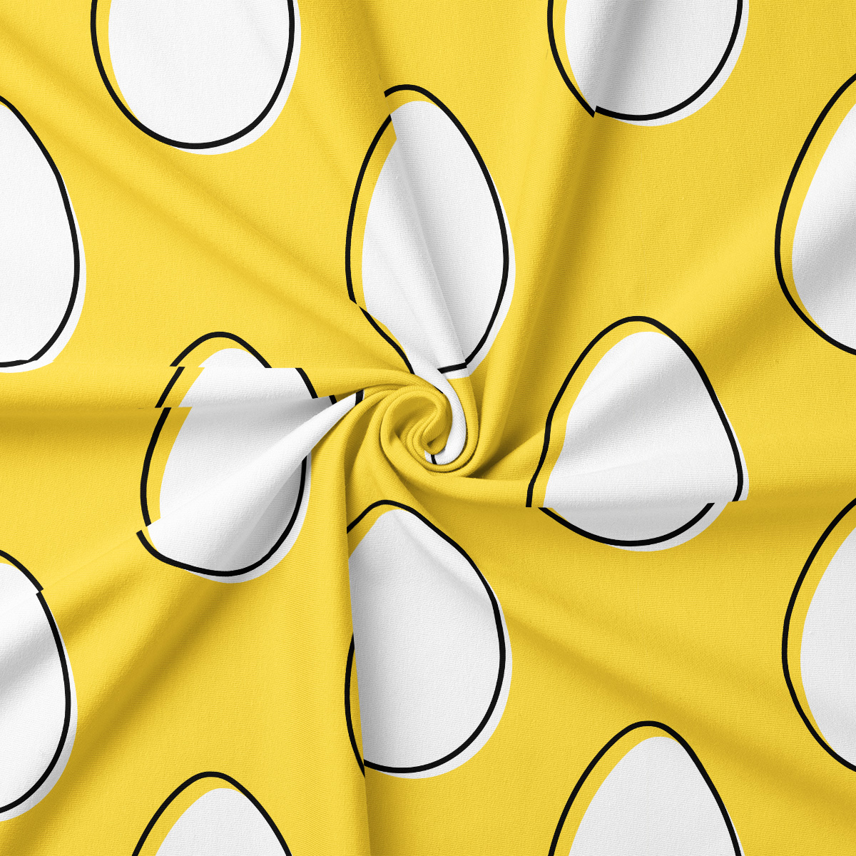 Zbliżenie na obrus pokazujące układ wzoru pisanek i naturalne fałdowanie tkaniny