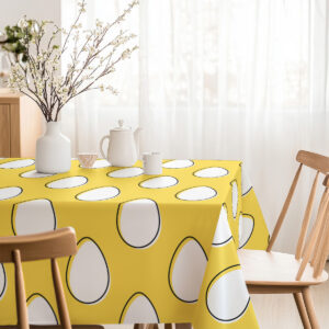 Klimatyczne zdjęcie jadalni z obrusem, krzesłem i dekoracyjnym wazonem na stole