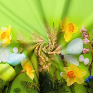 Zbliżenie na detal tkaniny z żonkilami, piórkami i malowanymi jajkami na zielonym tle