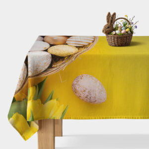 Obrus ze wzorem żółtych tulipanów i dekoracyjnych pisanek na stole — główne ujęcie