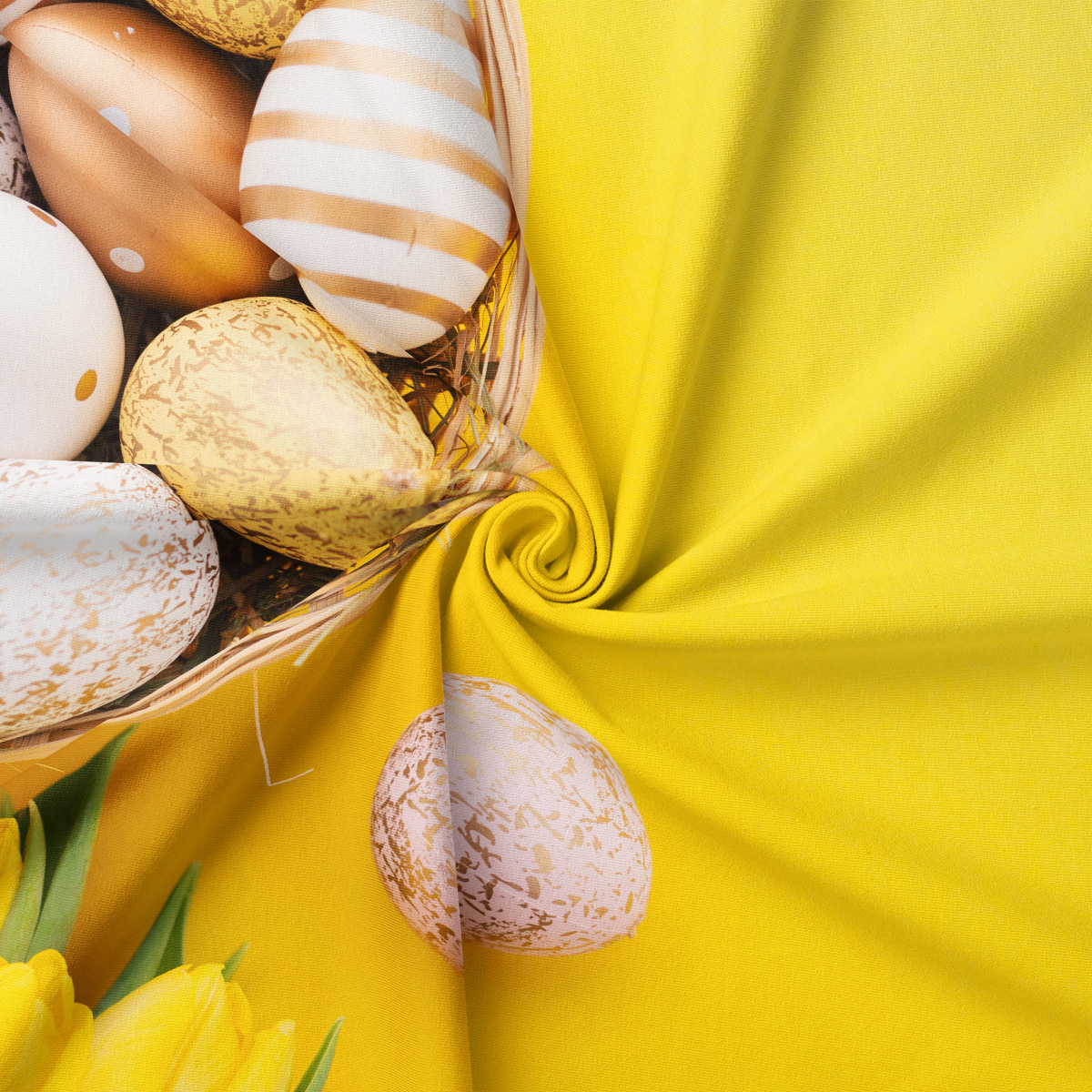 Zbliżenie nadruku pokazujące koszyk z pisankami i fakturę tkaniny