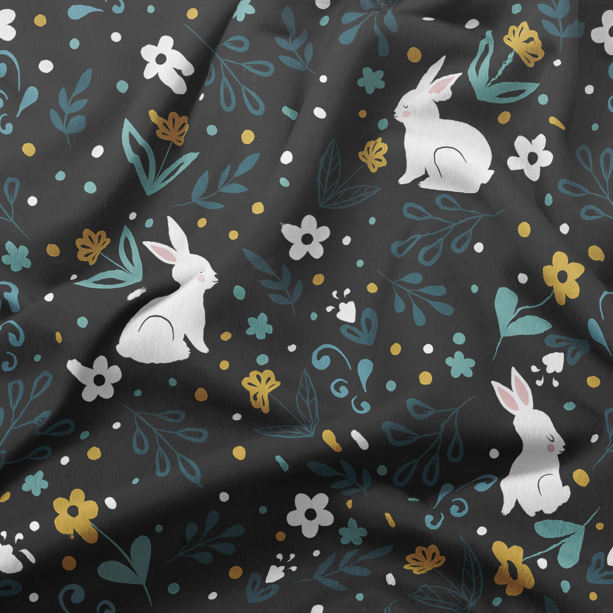 zbliżenie na wzór tkaniny pokazujące białego zajączka, turkusowe listki i złote kropki na czerni