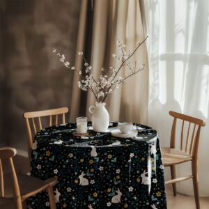 aranżacyjne zdjęcie stołu z obrusem, wazonem z gałązkami i porcelaną tworzące przytulną scenę