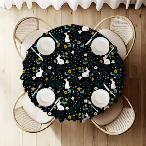 widok z góry na okrągły stół nakryty obrusem z motywem zajączków i kwiatów, ustawienie dla czterech osób