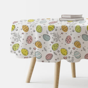 okrągły obrus na stole z wzorem pastelowych pisanek, widok z boku