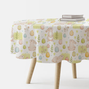 okrągły obrus z motywem wielkanocnych króliczków i pisanek na stole z drewnianymi nogami