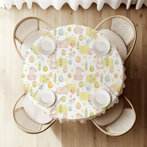 widok z góry na okrągły stół nakryty obrusem z wzorem króliczków i ustawioną porcelaną