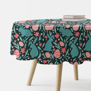 okrągły obrus z wielkanocnym wzorem z zajączkami i pisankami na drewnianym stole