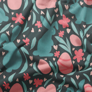 zbliżenie na nadruk z zajączkami, pisankami i kwiatami pokazujące fakturę tkaniny