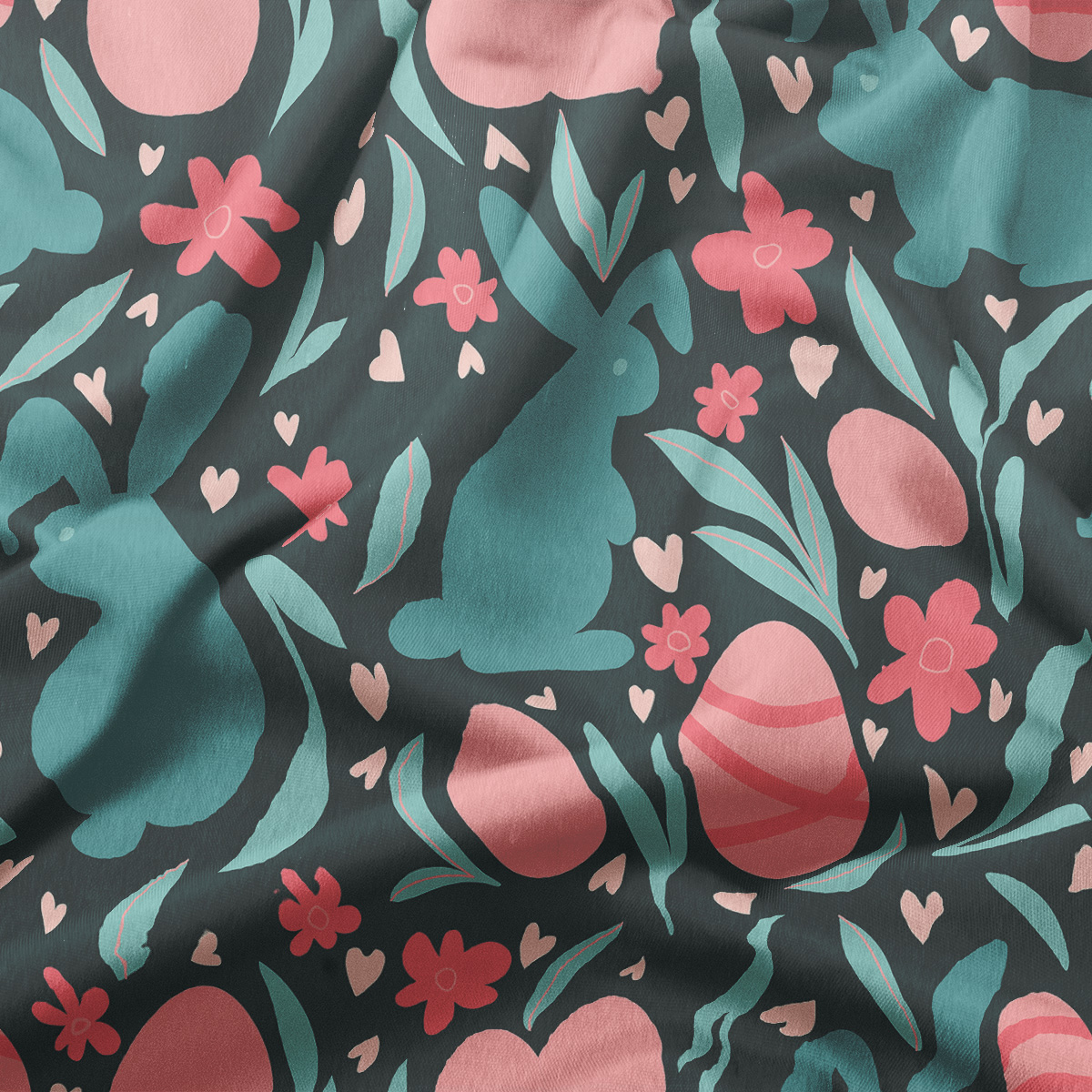 zbliżenie na nadruk z zajączkami, pisankami i kwiatami pokazujące fakturę tkaniny