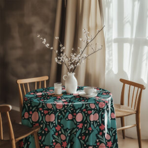 aranżacja stołu z wazonem i filiżanką na okrągłym obrusie w wielkanocny wzór