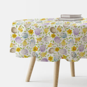 Okrągły obrus z akwarelowym wzorem pisanek, piskląt i żonkili na białym tle, ujęcie boczne stołu