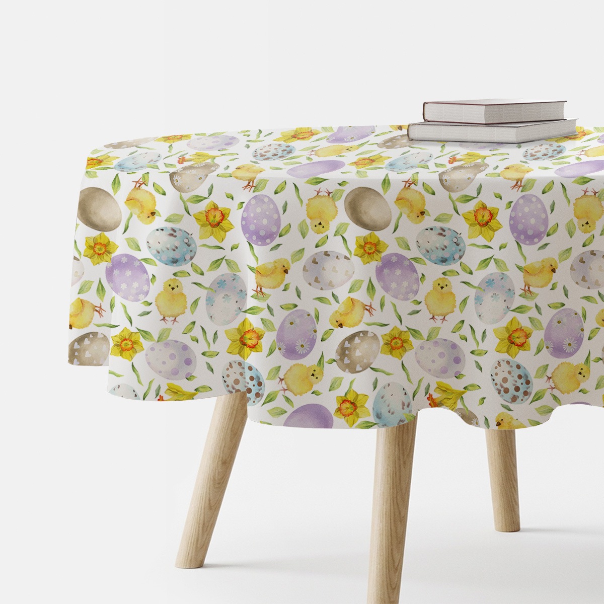 Okrągły obrus z akwarelowym wzorem pisanek, piskląt i żonkili na białym tle, ujęcie boczne stołu