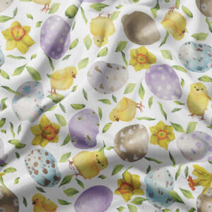 Zbliżenie na fakturę tkaniny i detale akwarelowych pisanek, piskląt oraz liści