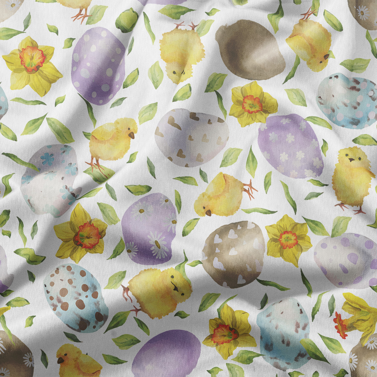 Zbliżenie na fakturę tkaniny i detale akwarelowych pisanek, piskląt oraz liści