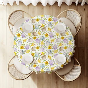 Widok z góry na okrągły stół przykryty obrusem z miejscami nakrytymi białymi talerzami i krzesłami