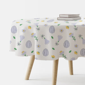 okrągły obrus z delikatnym wzorem fioletowych kwiatków i zielonych listków na białym tle na stole