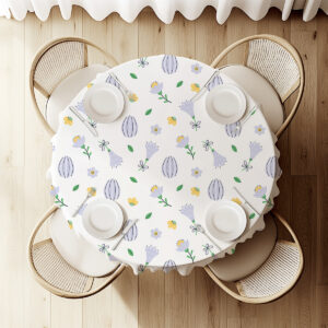 widok z góry na okrągły stół z obrusie pokazujący rozmieszczenie wzoru i zastawy