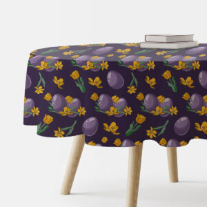Okrągły obrus z motywem fioletowych pisanek i żółtych tulipanów na stole, widok z boku