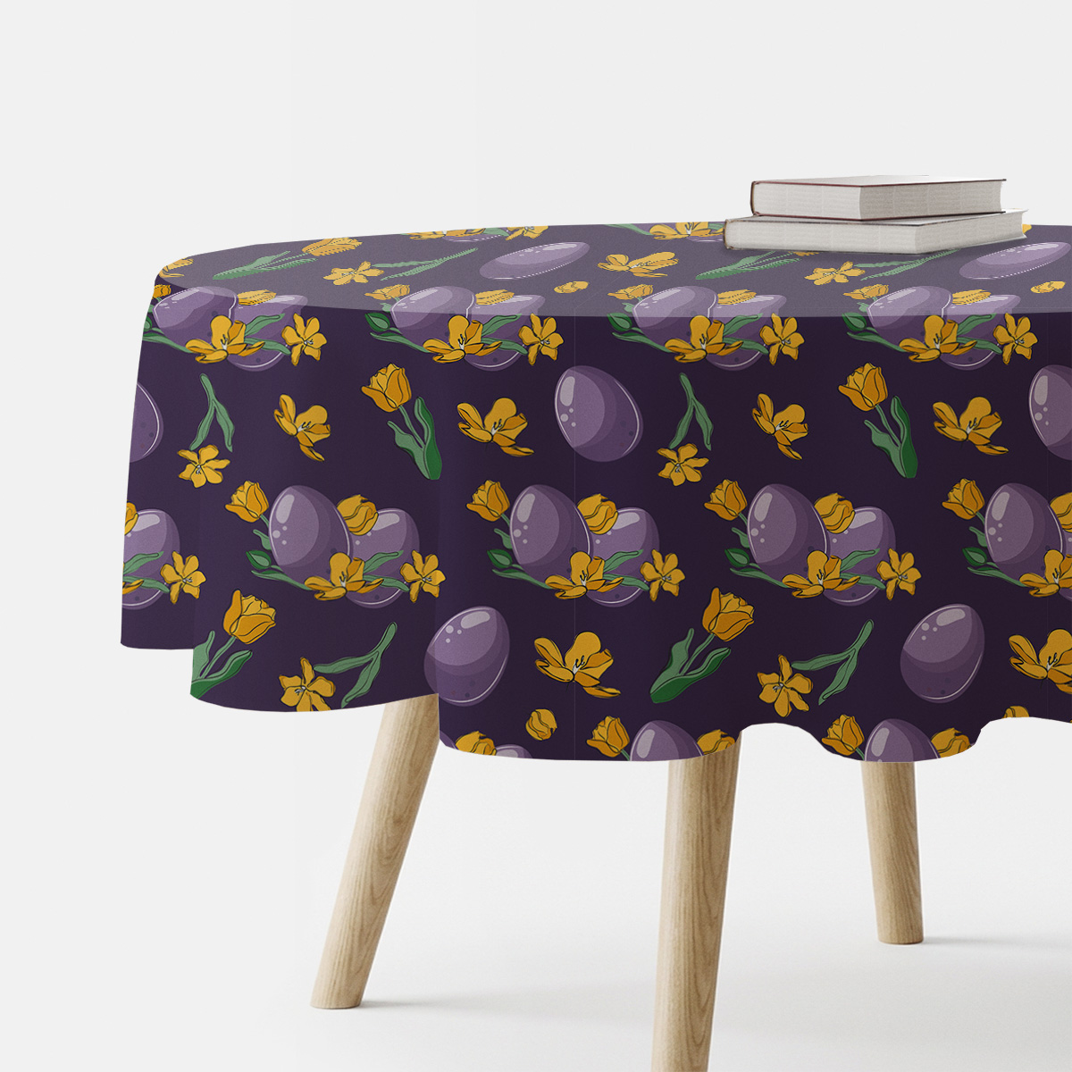 Okrągły obrus z motywem fioletowych pisanek i żółtych tulipanów na stole, widok z boku