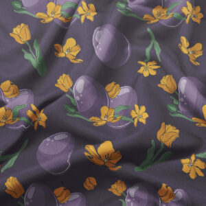 Zbliżenie na tkaninę z wzorem fioletowych pisanek i żółtych kwiatów pokazujące fakturę i detale nadruku