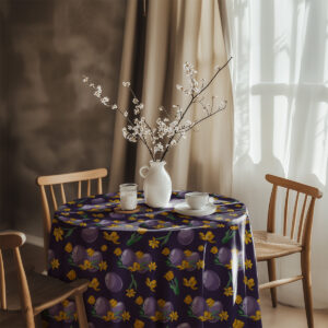 Aranżacja stołu z okrągłym obrusem w motywem fioletowych pisanek i żółtych tulipanów w jasnym wnętrzu