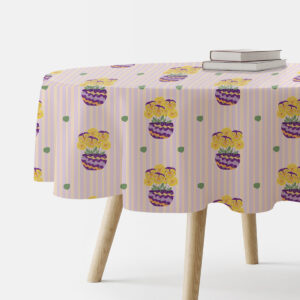 Okrągły obrus z pastelowymi paskami i motywem żółtych bratków w fioletowych doniczkach na ustawionym stole